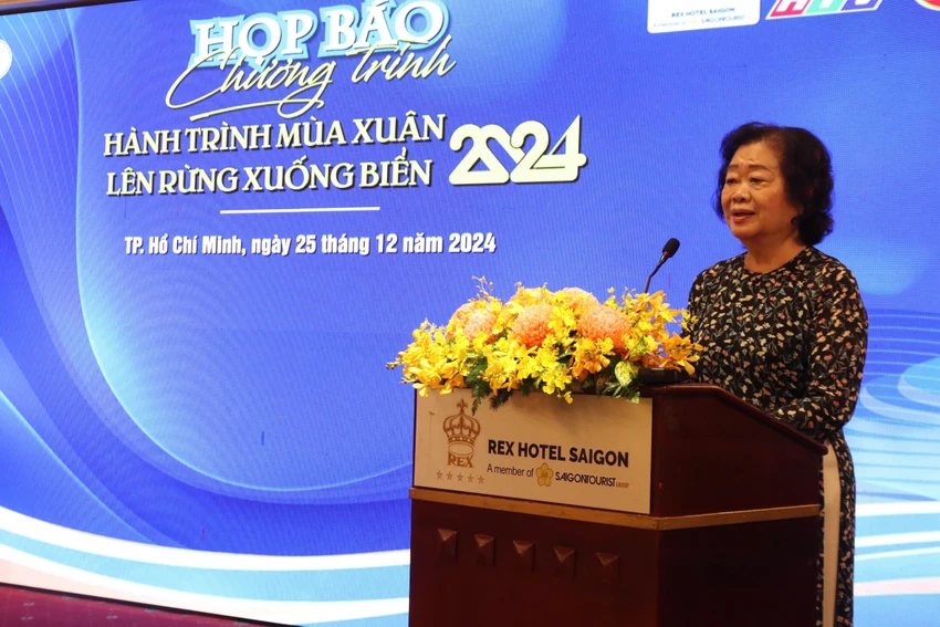 Bà Trương Mỹ Hoa, Chủ tịch Quỹ học bổng Vừ A Dính, Chủ nhiệm CLB Vì Hoàng Sa - Trường Sa thân yêu. quy-hoc-bong-vu-a-dinh.jpg