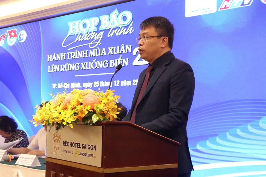 Ông Nguyễn Phan Khuê, Giám đốc Quỹ học bổng Vừ A Dính. quy-hoc-bong-vu-a-dinh1.jpg