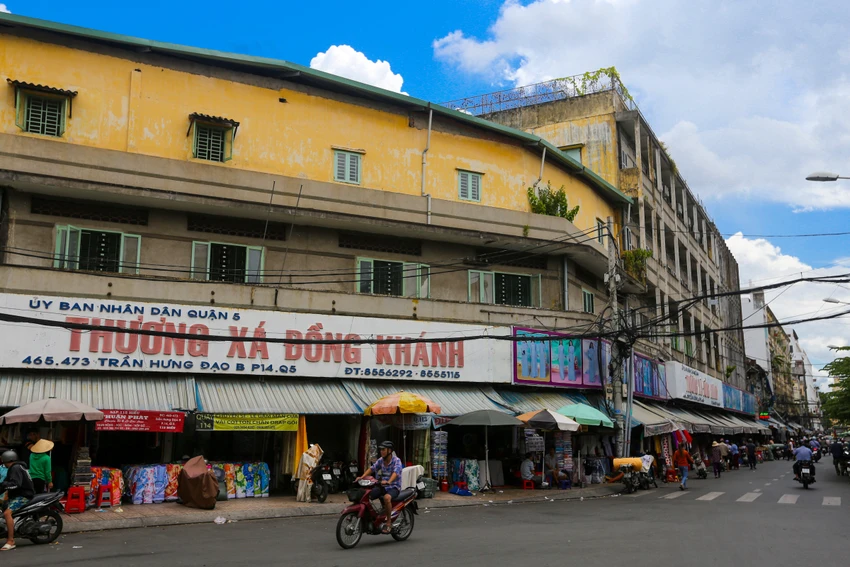Chợ Soái Kình Lâm đã hơn 30 năm tuổi nằm trên đường Trần Hưng Đạo, quận 5, TP HCM trở thành đầu mối bán vải lớn nhất Sài Gòn. cho-vai-soai-kinh-lam.jpg