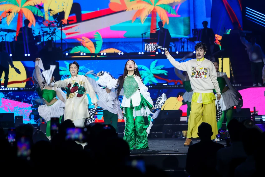 Huỳnh Lập, Phương Mỹ Chi và Tiêu Minh Phụng trình diễn tại đêm trao giải Làn sóng xanh 2024. lan-song-xanh10.jpg