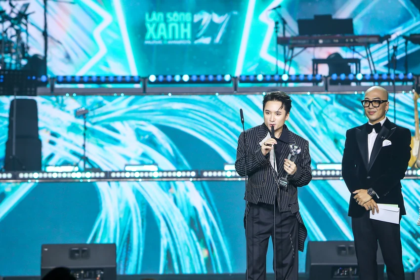 Phan Mạnh Quỳnh chiến thắng 2 hạng mục Bài hát đạt giải Top 10 ca khúc được yêu thích và Ca khúc được yêu thích trên radio lan-song-xanh12.jpg