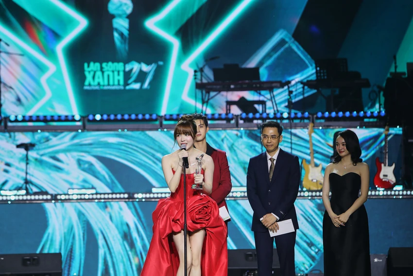 Còn với hạng mục Nữ ca sĩ/rapper được yêu thích nhất, Thiều Bảo Trâm giành chiến thắng nhờ vào một năm hoạt động hiệu quả thông qua "Chị đẹp đạp gió 2024". lan-song-xanh13.jpg