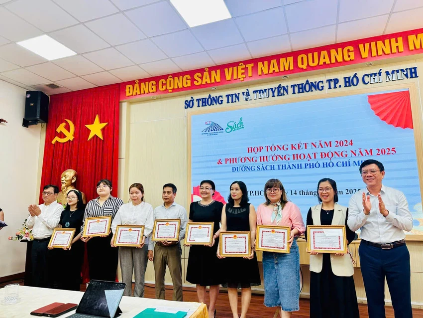 Sở TT&TT TPHCM đã trao tặng giấy khen cho 12 đơn vị có đóng góp tích cực vào hoạt động văn hóa đọc tại Đường sách TP.HCM. duong-sach-tp.hcm2.jpg