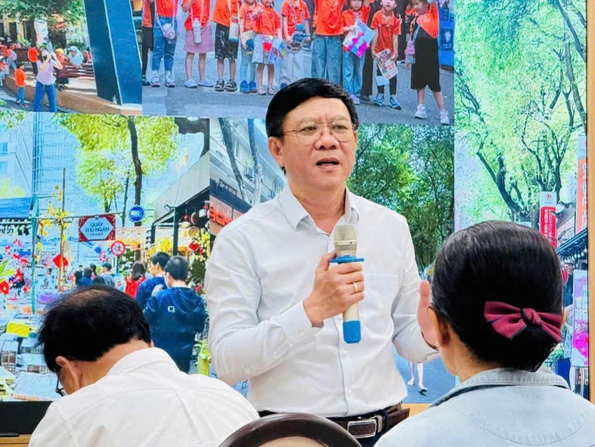 Ông Nguyễn Ngọc Hồi, Phó Giám đốc Sở TT&TT TP,HCM, phát biểu tại hội nghị. duong-sach-tp.hcm4.jpg