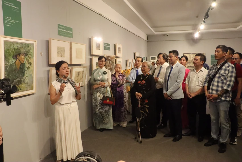 Bà Nguyễn Thị Quyết Tâm, nguyên Chủ tịch HĐND TPHCM; ông Trần Hoàng Ngân, Trợ lý Bí thư Thành ủy TPHCM; ông Nguyễn Minh Nhựt, Phó Giám đốc Sở VH&TT TP.HCM cùng các lãnh đạo tham quan triển lãm. Hành trình Huỳnh Phương Đông