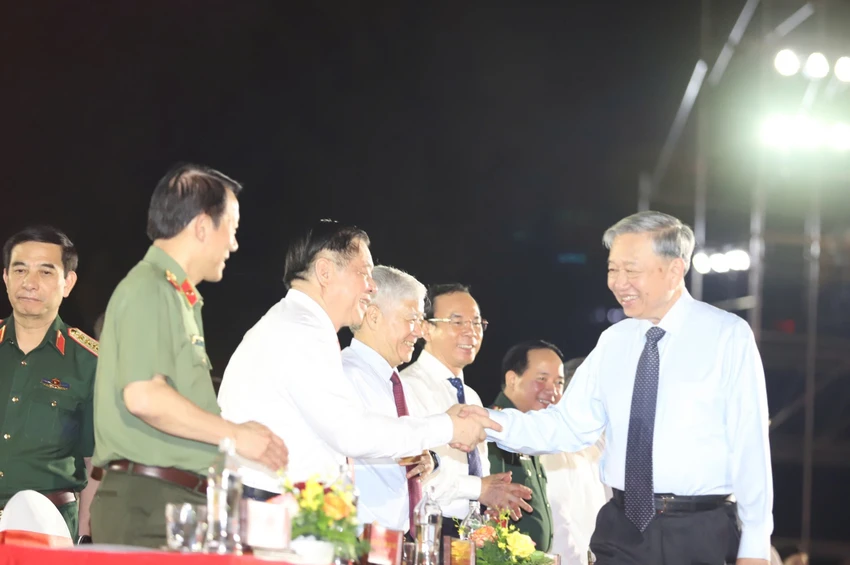 Tổng Bí Thư Tô Lâm cùng các đại biểu tham dự chương trình. dat-nuoc-tron-niem-vui1.jpg