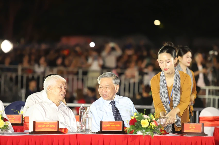 Tổng Bí Thư Tô Lâm Lâm và nguyên Chủ tịch nước Nguyễn Minh Triết. Đất nước trọn niềm vui