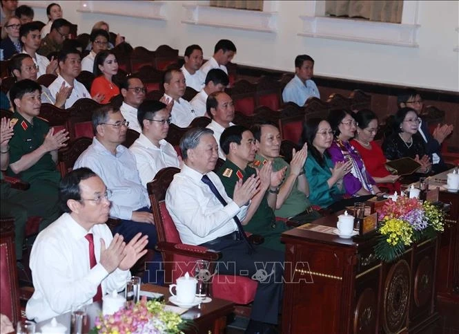 Tổng Bí Thư Tô Lâm cùng các lãnh đạo tham dự chương trình hoà nhạc đặc biệt "Bản giao hưởng hoà bình". Ảnh: TTXVN ban-giao-huong-hoa-binh1.jpg