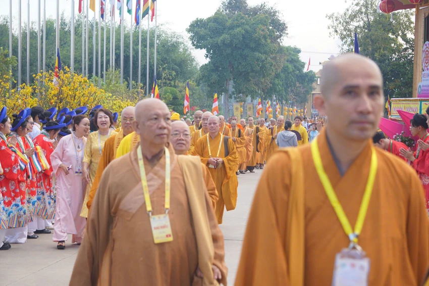Các đoàn Phật tử tham gia lễ khai mạc. Ảnh: DƯƠNG KHANG dai-le-vesak-2025-1.jpg