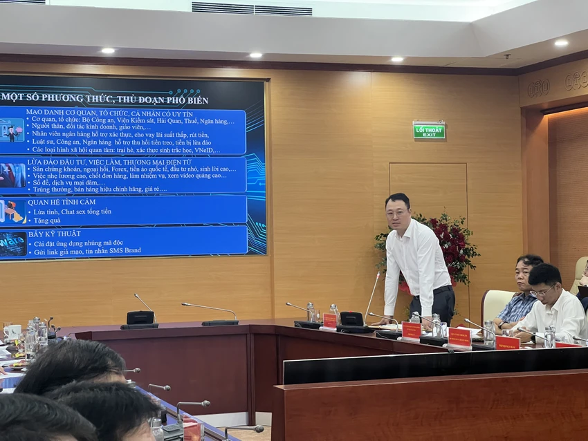 Trung tá Triệu Mạnh Tùng – Phó Cục trưởng Cục A05 chia sẻ tại hội thảo - Ảnh: NGỌC DIỆP Bộ Công an cảnh báo về những vụ lừa đảo quy mô nghìn tỷ đồng trong ngành tài chính