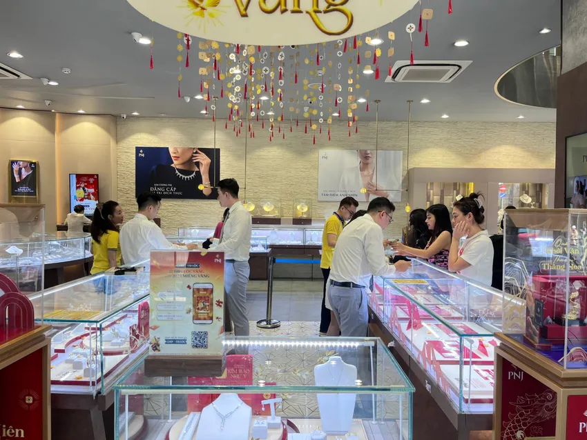 Chuyên gia tại ngân hàng UBS, ông Giovanni Staunovo dự báo giá vàng thế giới có thể tăng cao hơn nữa trong những tháng tới, nhiều khả năng có thể chạm mốc 2.600USD/ounce vào thời điểm cuối năm nay - Ảnh: NGỌC DIỆP Giá vàng thế giới lập kỷ lục, vàng nhẫn trong nước cao chưa từng thấy