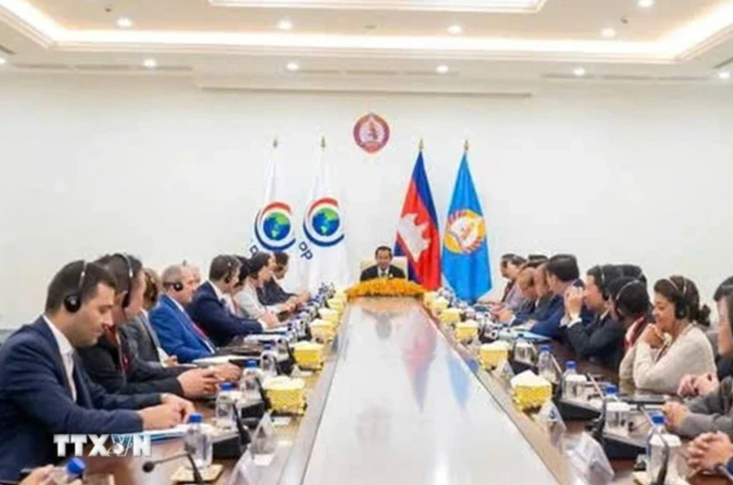 Chủ tịch Quốc hội Trần Thanh Mẫn chào xã giao Samdech Techo Hun Sen, Chủ tịch Đảng Nhân dân Campuchia, Chủ tịch danh dự Hội nghị ICAPP lần thứ 12. (Ảnh: TTXVN) 2511E.jpg