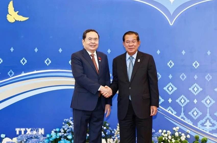 Chủ tịch Đảng Nhân dân Campuchia, Chủ tịch Thượng viện Campuchia Samdech Techo Hun Sen đón Chủ tịch Quốc hội Trần Thanh Mẫn dự Hội nghị. (Ảnh: TTXVN) Các nhà lãnh đạo và truyền thông Campuchia đánh giá cao chuyến thăm của Chủ tịch Quốc hội Trần Thanh Mẫn