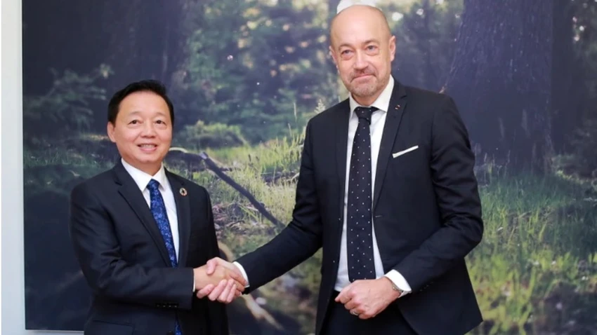 Phó Thủ tướng Trần Hồng Hà và Bộ trưởng Môi trường và Bình đẳng giới Đan Mạch Magnus Johannes Heunicke. Ảnh: VGP 2611DanMach.jpg