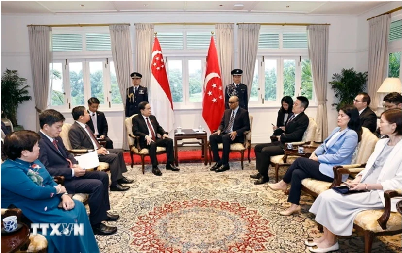 Chủ tịch Quốc hội Trần Thanh Mẫn đến chào Tổng thống Singapore Tharman Shanmugaratnam. Ảnh: TTXVN 0312B.jpg