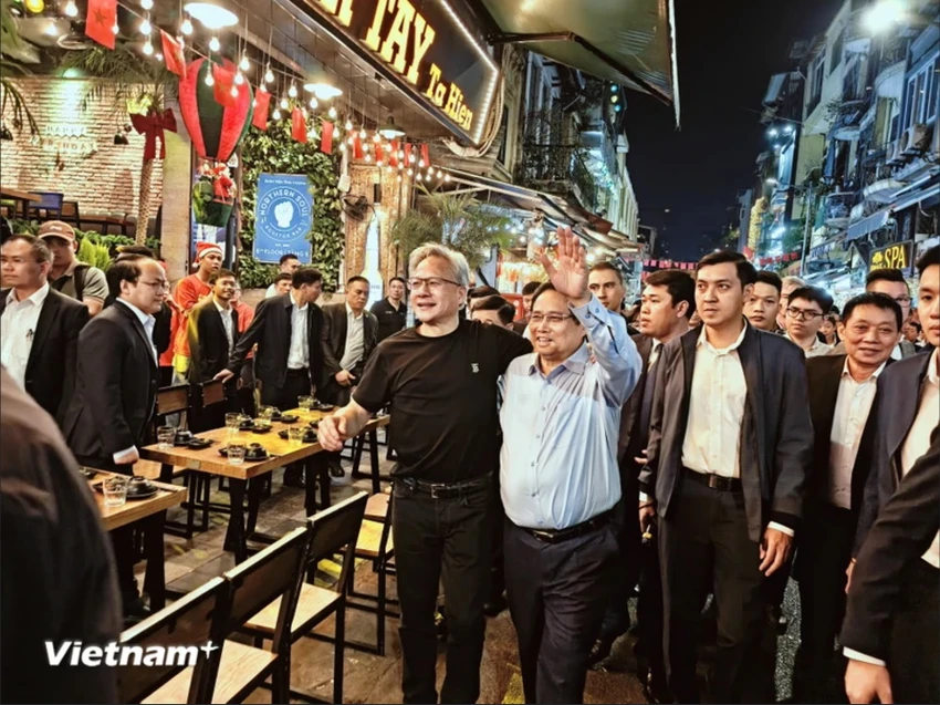 Ông Jensen Huang chọn bộ đồ khá thoải mái để đi dạo phố, uống bia cùng Thủ tướng Phạm Minh Chính - Ảnh: TTXVN 0612A.jpg