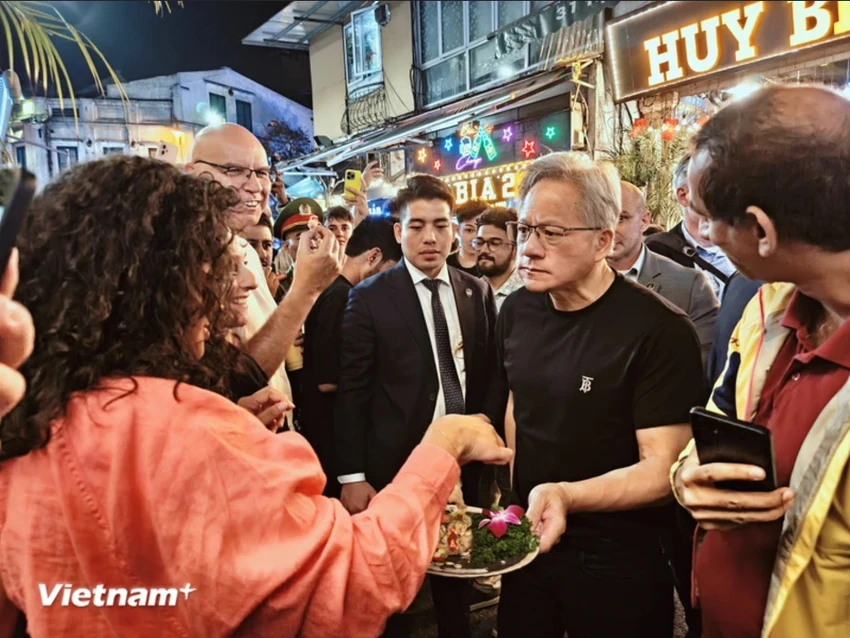 CEO tập đoàn Nvidia rất thân thiện, ông mang đồ ăn mời du khách cùng thưởng thức - Ảnh: TTXVN 0612C.jpg