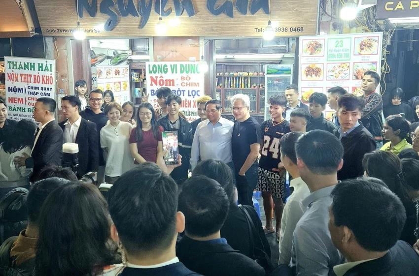 Thủ tướng Phạm Minh Chính cũng CEO tập đoàn Nvidia vui vẻ nói chuyện cùng người dân khu vực phố cổ - Ảnh: Đại sứ Hoàng Anh Tuấn 0612D.jpg