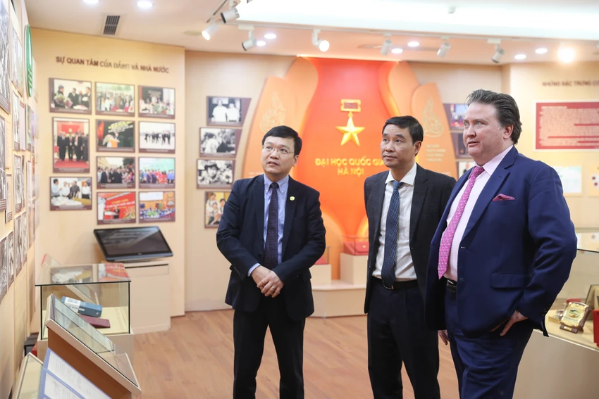 Đại sứ Hoa Kỳ Knapper thăm phòng truyền thống của VNU Hà Nội, nơi lưu giữ hình ảnh các nhà lãnh đạo trong nước và quốc tế từng thăm trường. (Ảnh: NGỌC DIỆP) 0801B.jpg
