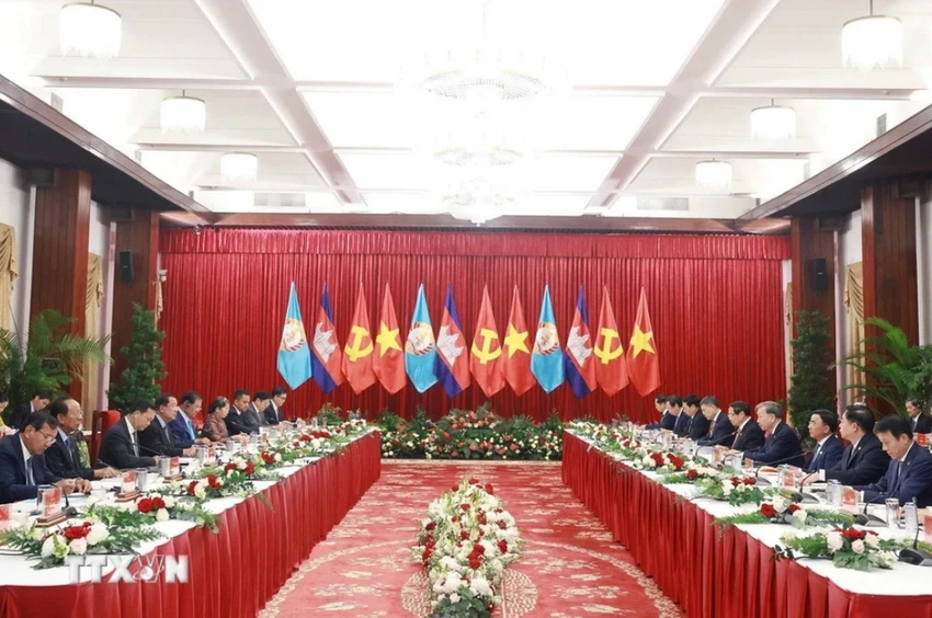 Cuộc gặp cấp cao giữa Bộ Chính trị Đảng Cộng sản Việt Nam và Ban Thường vụ Đảng Nhân dân Campuchia. Ảnh: TTXVN 2102A.jpg