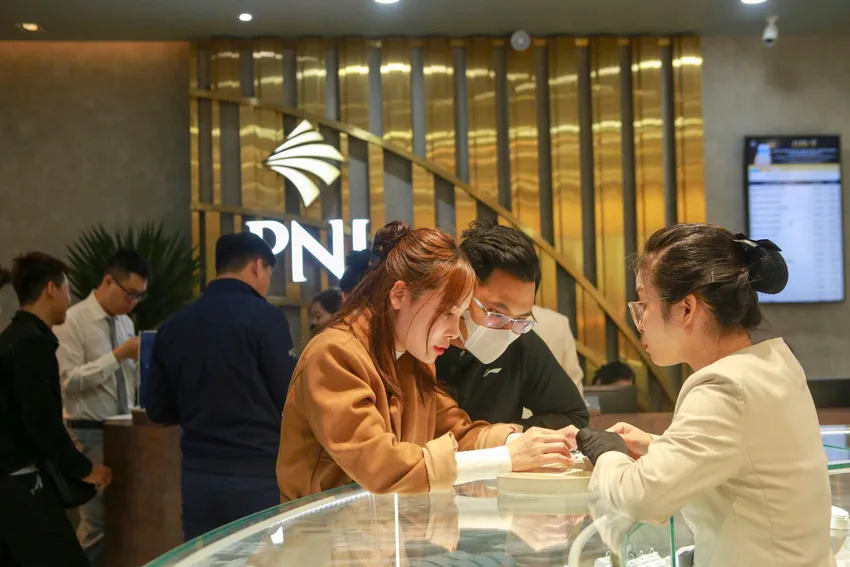 Vàng là lựa chọn tích trữ và trang sức của nhiều bạn trẻ - Ảnh: NGỌC DIỆP Làn sóng chốt lời dâng cao, giá vàng thế giới sụt mạnh