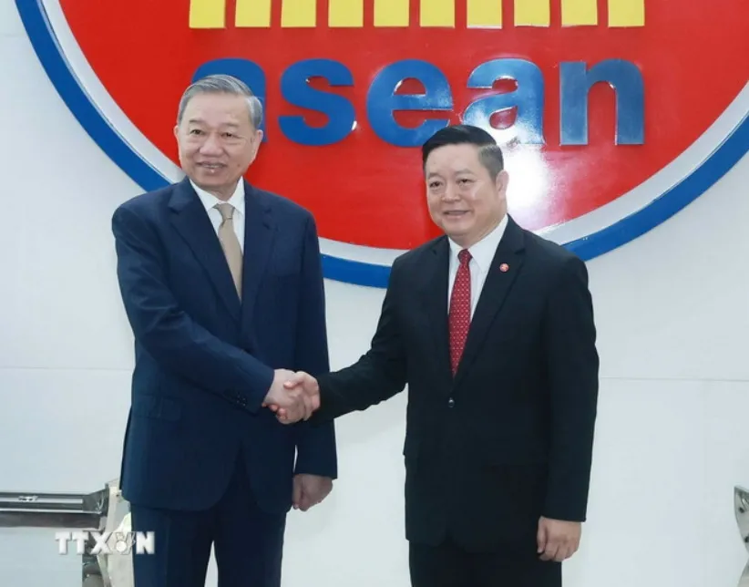 Tổng Bí thư Tô Lâm với Tổng Thư ký ASEAN Kao Kim Hourn tại Trụ sở Ban Thư ký ASEAN. (Ảnh: TTXVN) 1003C.jpg