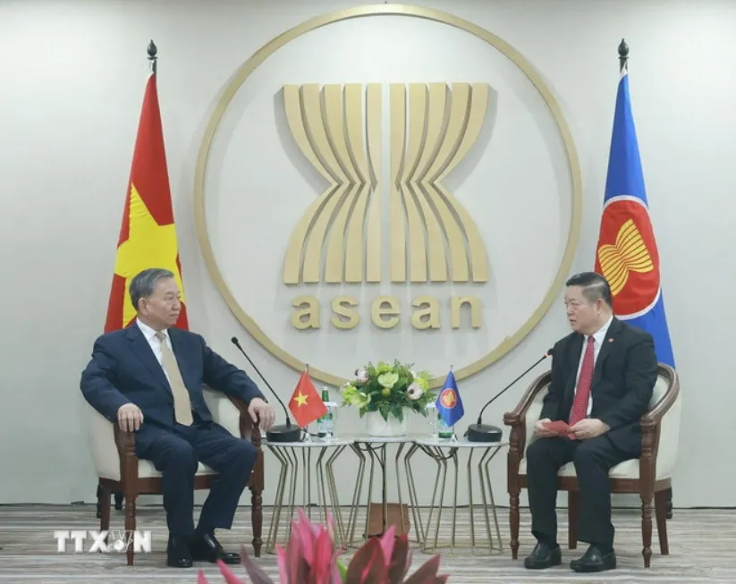 Tổng Bí thư Tô Lâm gặp Tổng Thư ký ASEAN ASEAN Kao Kim Hourn và Ủy ban đại diện thường trực bên cạnh ASEAN (CPR). (Ảnh: TTXVN) 1003D.jpg