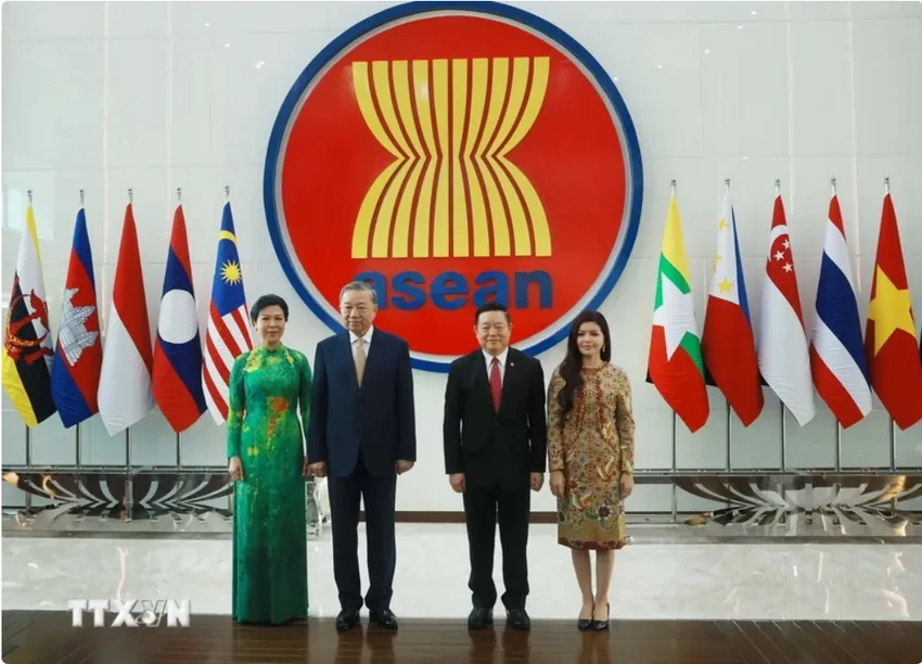 Tổng Bí thư Tô Lâm và Phu nhân cùng Tổng Thư ký ASEAN Kao Kim Hourn và Phu nhân tại Trụ sở Ban Thư ký ASEAN. (Ảnh: TTXVN) quan-he-giua-viet-nam-va-asean-chung-kien-cot-moc-lich-su-moi.jpg