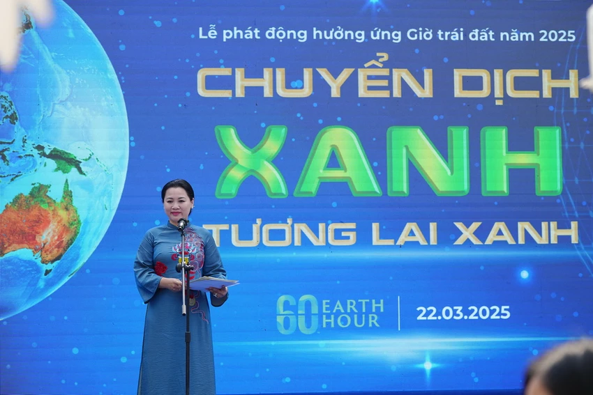 Bà Lê Anh Thư, Phó Chủ tịch UBND Quận Hoàn Kiếm phát biểu tại sự kiện - Ảnh: BTC Hà Nội hưởng ứng chương trình 'Giờ trái đất 2025'