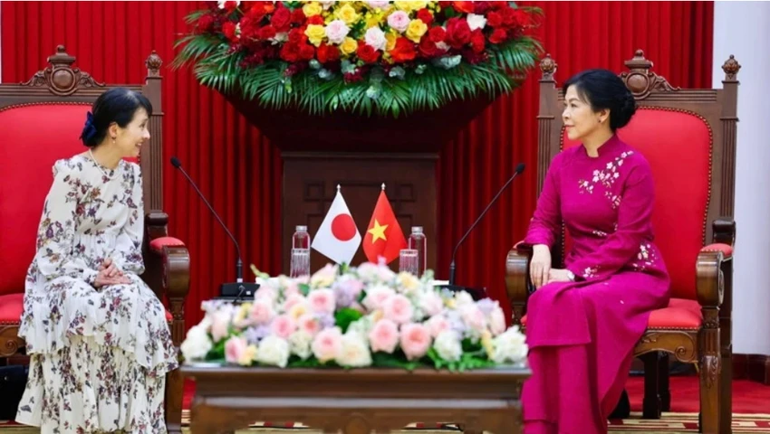 Bà Ngô Phương Ly, Phu nhân Tổng Bí thư Tô Lâm và bà Ishiba Yoshiko, Phu nhân Thủ tướng Nhật Bản Ishiba Shigeru tại buổi gặp gỡ. (Ảnh: BNG) 2804Nhat1.jpg