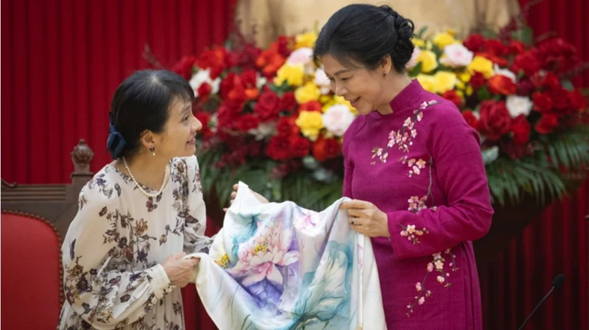 Phu nhân Ngô Phương Ly tặng phu nhân Ishiba Yoshiko khăn lụa có in hình hoa sen và hoa cúc. (Ảnh: SƠN TÙNG – Báo Nhân Dân) 2804Nhat2.jpg