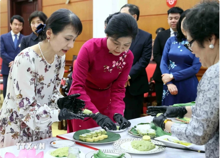 Phu nhân Ngô Phương Ly và Phu nhân Ishiba Yoshiko cùng làm bánh cốm truyền thống. (Ảnh: An Đăng/TTXVN) Phu nhân Tổng Bí thư và Phu nhân Thủ tướng Nhật Bản trải nghiệm làm bánh cốm