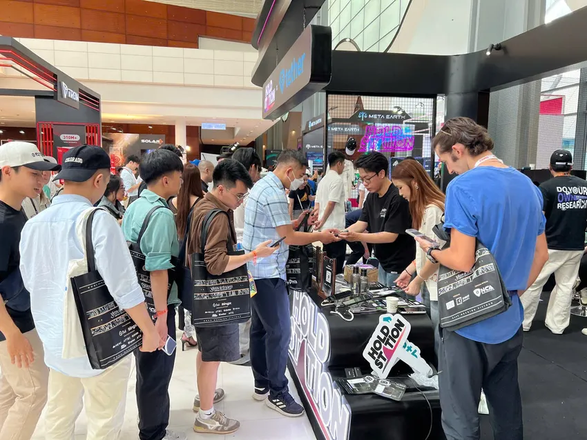 Nhiều người trẻ hào hứng trải nghiệm công nghệ tài chính mới tại sự kiện GM Việt Nam 2025. Ảnh: NGỌC DIỆP 0208A.jpg