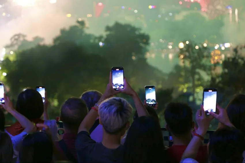 Tại khu vực hồ Gươm, nhiều người dân tranh thủ ghi lại thời khắc pháo hoa đáng nhớ. Ảnh: HOÀNG GIANG HoGuom5.jpg