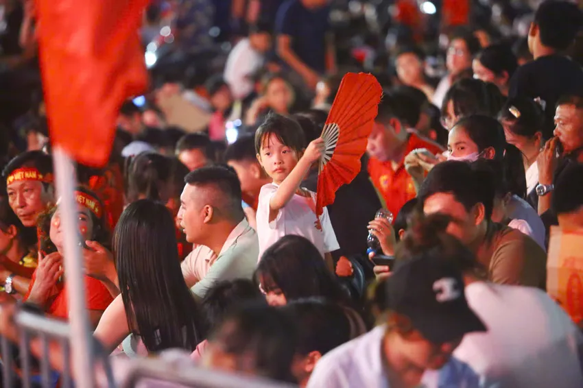 Để phục vụ sự kiện, Công an Hà Nội đã lập phương án chi tiết phân luồng và hướng dẫn giao thông, đảm bảo phương tiện vận chuyển pháo, thiết bị vào trận địa thuận lợi, đồng thời bố trí lực lượng phòng cháy chữa cháy tại các điểm bắn, đảm bảo an toàn cho người dân xem pháo hoa. Ảnh: PHI HÙNG HoGuom6.jpg