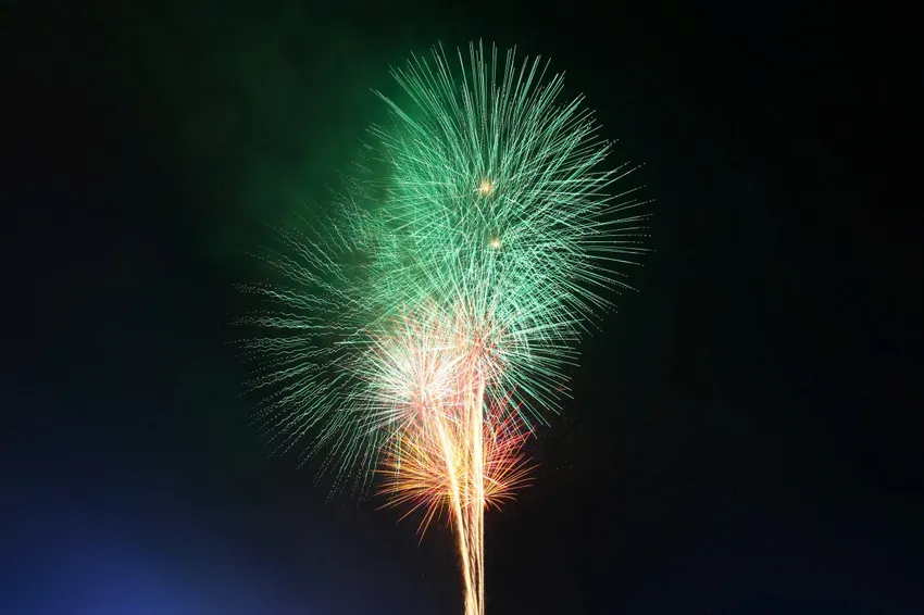 Khu vực Hồ Tây tối nay trời trong xanh, những màn pháo hoa đẹp mắt thu hút sự quan tâm của nhiều người dân. Ảnh: PHI HÙNG HoTay1.jpg