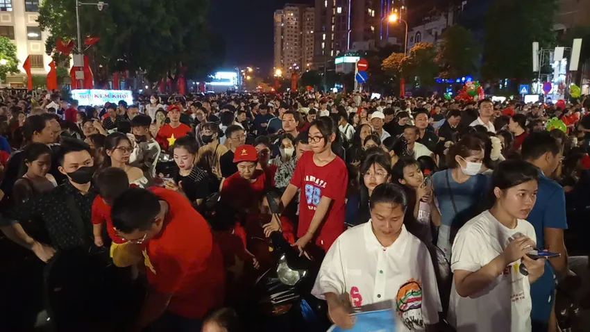 Pháo hoa thu hút sự quan tâm của người dân ở nhiều lứa tuổi, đặc biệt là các bạn trẻ. Ảnh: PHI HÙNG HoTay3.jpg