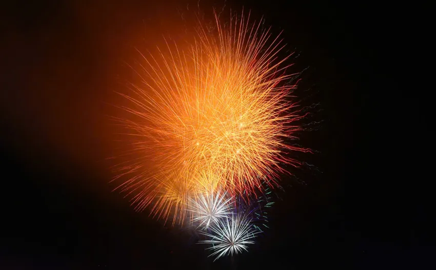 Thời tiết thuận lợi tại khu vực hồ Tây tối nay giúp việc xem pháo hoa của người dân dễ dàng, thuận lợi. Nhiều người dân reo lên thích thú khi chứng kiến những màn pháo hoa "mãn nhãn". Ảnh: PHI HÙNG HoTay4.jpg