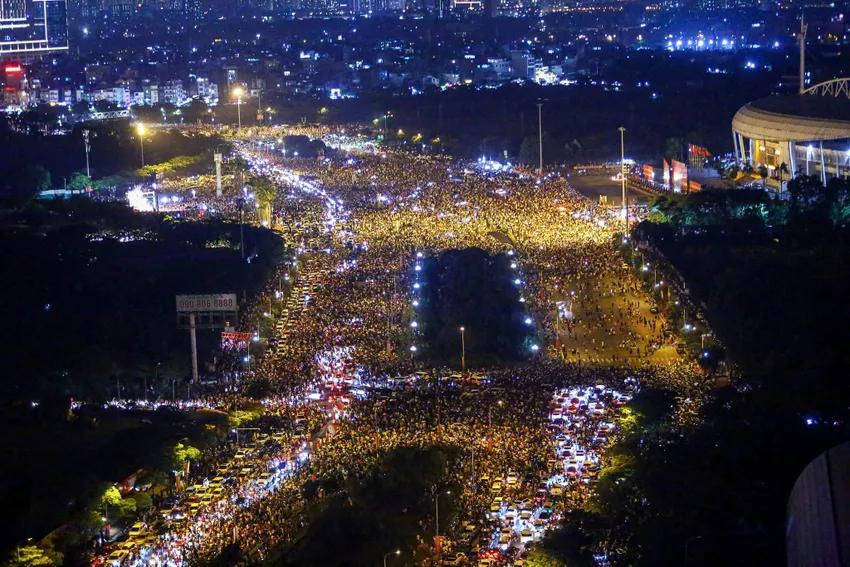 Một biển người ở khu vực Mỹ Đình. Ảnh: ĐẮC LAM MyDinh2.jpg