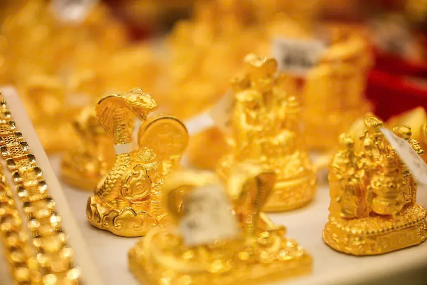 Chênh lệch giữa mức đỉnh và mức đáy của phiên lên đến 100USD/ounce, cho thấy biến động rất mạnh của giá vàng thế giới. Ảnh: NGỌC DIỆP Fed ám chỉ không tiếp tục hạ lãi suất, giá vàng thế giới biến động gây sốc