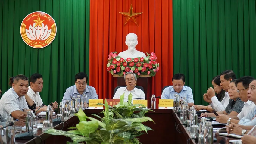 Ông Nguyễn Thái BÌnh, Phó Tổng biên tập Báo Pháp Luật TP.HCM (hàng trên cùng, bìa trái), Trưởng Ban Tổ chức Chương trình, đang làm việc với ông Lê Văn Bình, Ủy viên Ban Thường vụ Thành ủy, Chủ tịch Ủy ban MTTQ Việt Nam tỉnh Ninh Thuận (ngồi giữa) và ông Lê Huyền, Phó Chủ tịch UBND tỉnh Ninh Thuận, cùng các sở ban ngành, đơn vị chiều 12-6. Ảnh: HUỲNH HẢI