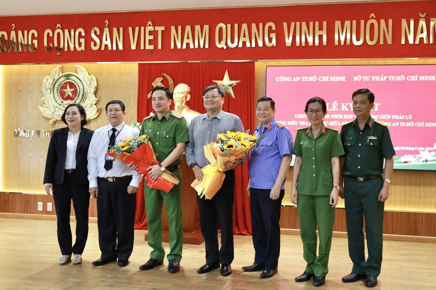 Các đại biểu tham dự buổi lễ ký kết. Ảnh: DI LINH tro-giup-phap-ly.jpg