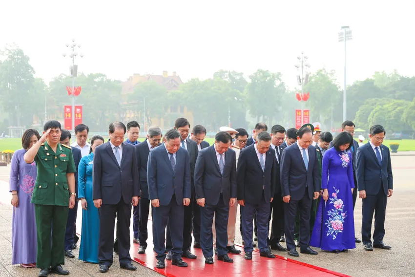Các đại biểu vào Lăng viếng Chủ tịch Hồ Chí Minh. chu-tich-ho-chi-minh-11.jpg