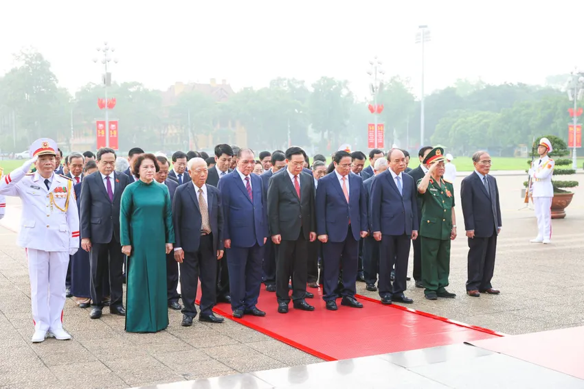 Đoàn đại biểu đã bày tỏ lòng biết ơn vô hạn, thành kính tưởng nhớ công lao to lớn của Chủ tịch Hồ Chí Minh đối với sự nghiệp cách mạng của Đảng và dân tộc ta. nong-duc-manh-chu-tich-ho-chi-minh.jpg