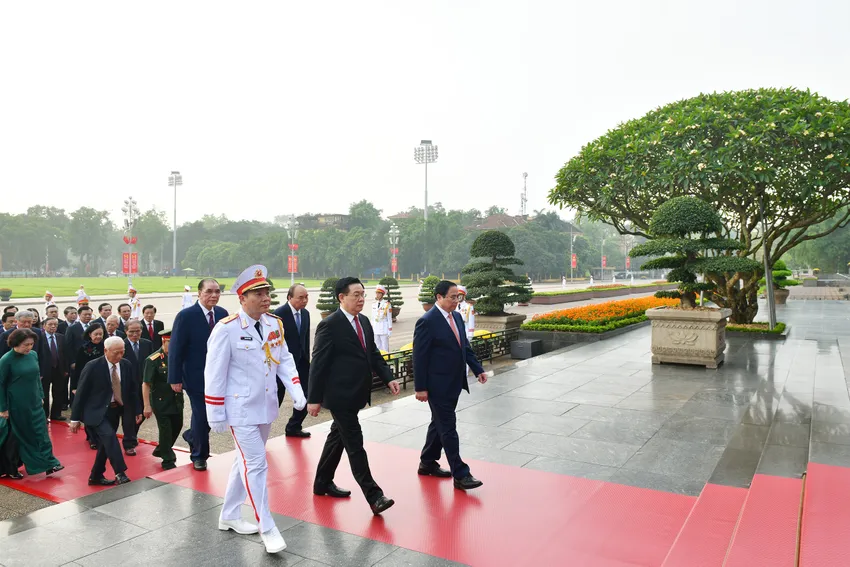 Các đại biểu vào Lăng viếng Chủ tịch Hồ Chí Minh. pham-minh-chinh.jpg