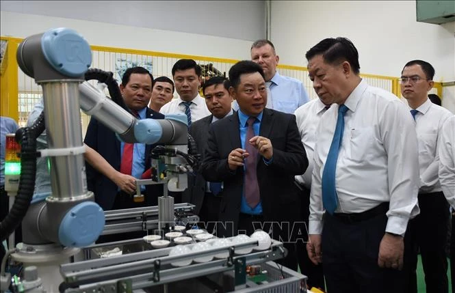 Trưởng Ban Tuyên giáo Trung ương Nguyễn Trọng Nghĩa nghe giới thiệu về máy móc phục vụ dạy và học tại Trường Lilama 2. Ảnh: Công Phong - TTXVN nguyen-trong-nghia-2.jpg