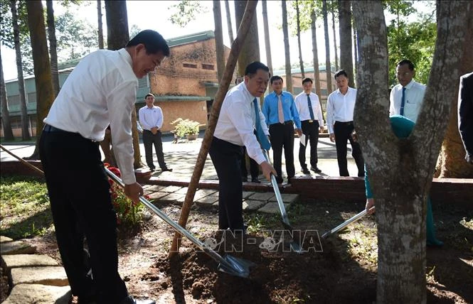 Trưởng Ban Tuyên giáo Trung ương Nguyễn Trọng Nghĩa trồng cây lưu niệm tại Trường Lilama 2. Ảnh: Công Phong - TTXVN nguyen-trong-nghia-3.jpg