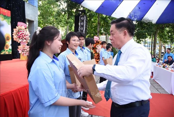 Trưởng Ban Tuyên giáo Trung ương Nguyễn Trọng Nghĩa trao học bổng cho học viên Trường. Ảnh: Công Phong - TTXVN nguyen-trong-nghia-4.jpg