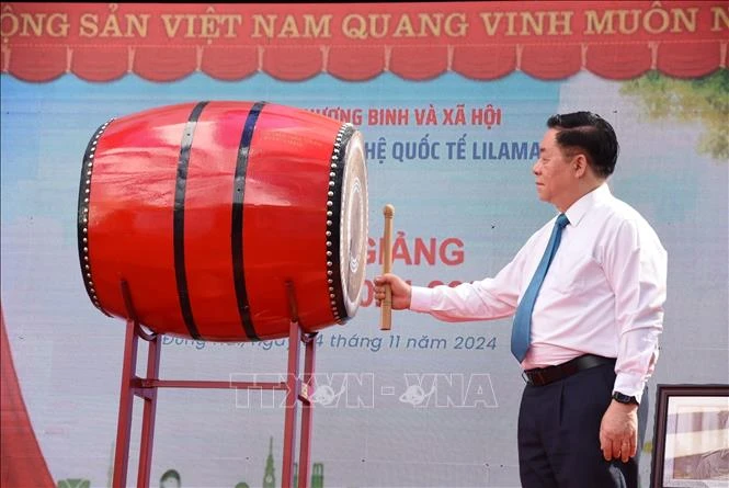 Trưởng Ban Tuyên giáo Trung ương Nguyễn Trọng Nghĩa đánh trống khai giảng. Ảnh: Công Phong - TTXVN nguyen-trong-nghia.jpg