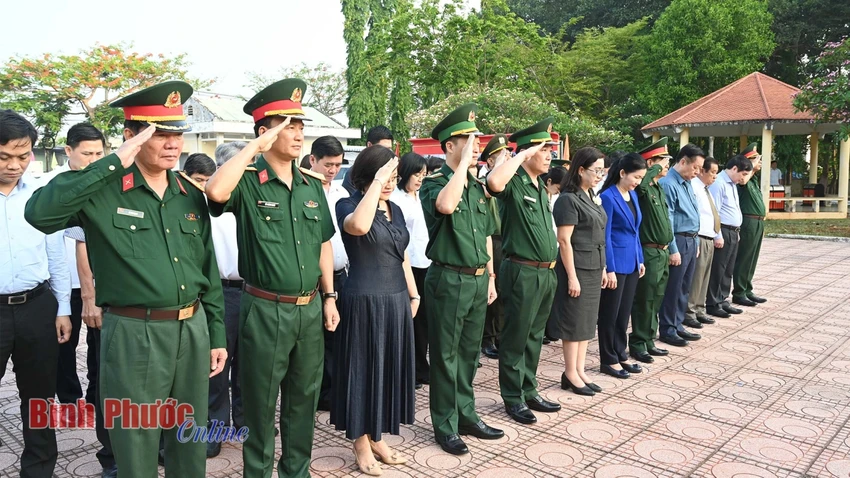 Các đại biểu dâng hương tưởng niệm các anh hùng liệt sĩ tại Khu di tích lịch sử quốc gia chốt chặn Tàu Ô - Xóm Ruộng. Ảnh: Báo Bình Phước Nguyễn Trọng Nghĩa